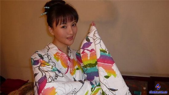 郑亦桐和服造型曝光《战火中青春》现百变气质
