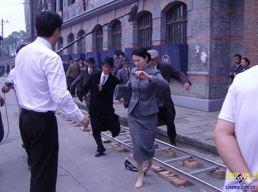 《东风雨》银幕情侣再携手柳云龙为李小冉穿鞋