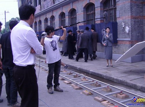 《东风雨》银幕情侣再携手柳云龙为李小冉穿鞋