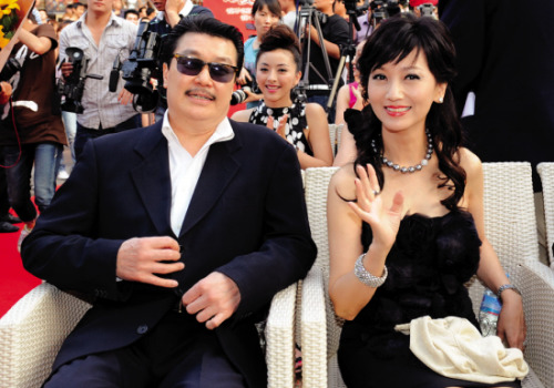 《活该你单身》首映赵雅芝客串爱情专家(图)