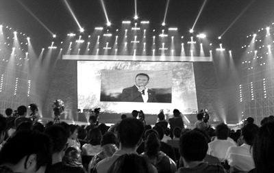 《大地震》唐山首映万人看片现场哭成泪海