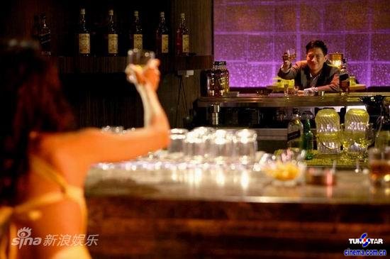 图文:张家辉激情戏-张家辉与性感女郎调情