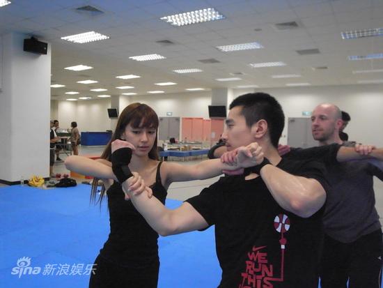 图文:《痞子英雄》勘景-Anglelababy跟赵又廷