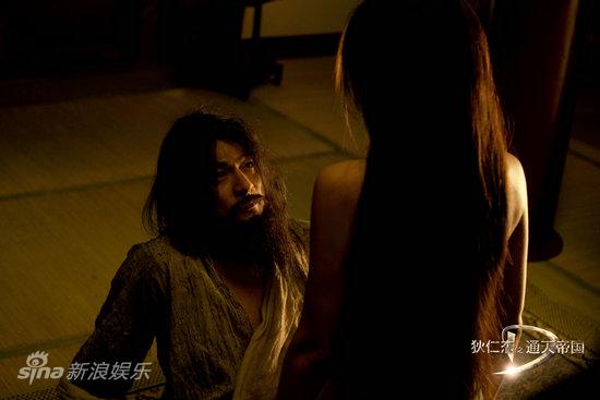 图文;《狄仁杰》剧照-玉背全裸口含尖刀