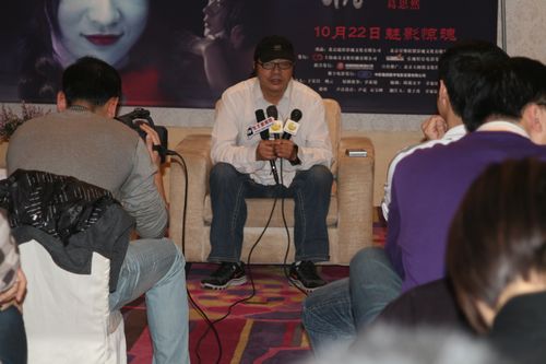 章家瑞拍《迷城》遇“女鬼”受惊摔烂笔记本