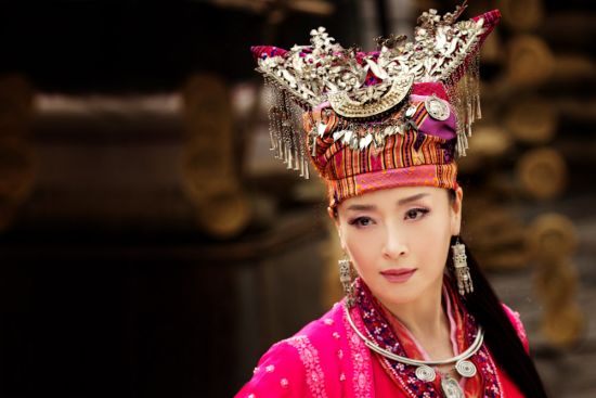 五毒蓝凤凰:分拆没谱三姐妹 《大笑江湖》纵贯武侠世界揭秘传奇人物缘起