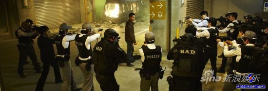 疯子警察被警察包围